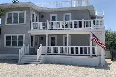 Image de Thanksgiving Week Getaway Renovated Beach Block Harvey Cedars with 360 roof deck