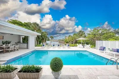 Image de Amazing Waterfront Home with Private Dock & Large Pool w 4 Ensuites