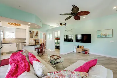 Colorful Townhome, Steps to Clearwater Beach!
