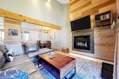 Image de Updated, Top-Floor Condo w/ Gas Fireplace, Shared Pool/Hot Tub - Walk to Shuttle