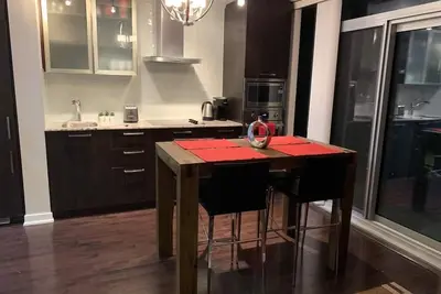 Image de Stylish Skyline View Condo - no Parking