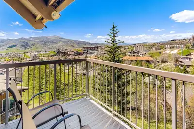 Image de Top-floor corner condo w/ mountain views, ski locker, & access to hot tubs & gym