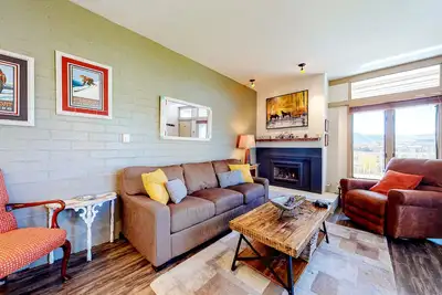 Image de Modern condo with fireplace & hot tubs - slopes & shuttle across the street