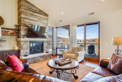 Image de Mountain-view townhome with gas fireplace & pool - walk to gondola