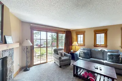 Image de One Mile to Slopes with Gas Fireplace, Balcony & Shared Hot Tub/Sauna/Steam Room
