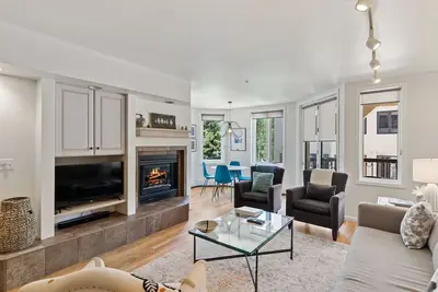 Image de Walk-to-Lift Condo with Gas Fireplace, Balcony & Shared Hot Tub/Pool/Garage