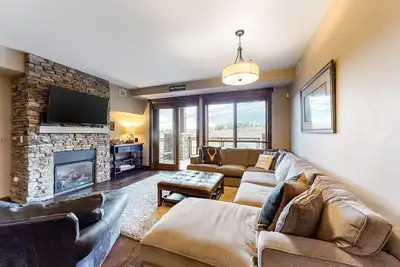 Image de Mtn-view condo with gondola, fireplace, hot tubs, pool, game room, gym, balcony