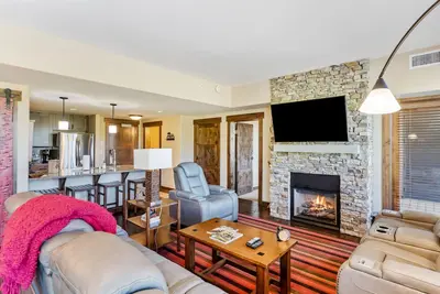 Image de Condo with two balconies, fireplace, on-site gondola, pool & three hot tubs
