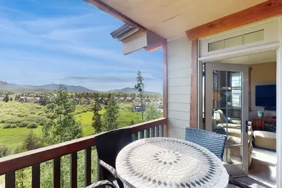 Image de Mountain-view condo on ski shuttle route with deck & fireplace