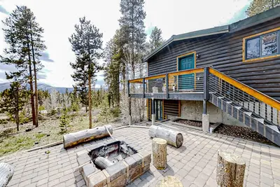 Image de Log Home with Mountain Views, Firepit & Gas Fireplace - Quick Drive to Skiing