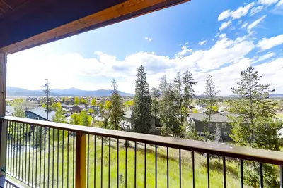Image de Mountain-view condo on the shuttle route with 2 decks & WiFi