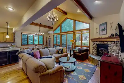 Image de Three-Story Townhouse near the Mountain w/Private Hot Tub