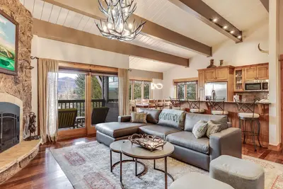 Image de Elegant condo near the gondola with fireplace, pool