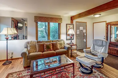 Image de Snowbird-friendly with year-round hot tub, balcony & wood fireplace