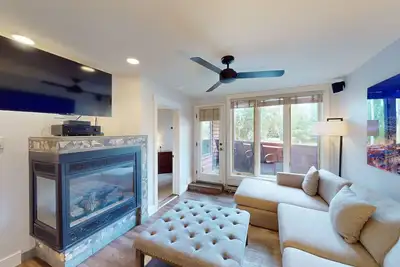 Image de All-Suite Condo w/Shared Pools, Hot Tubs & Winter Shuttle - 300 Yards to Gondola
