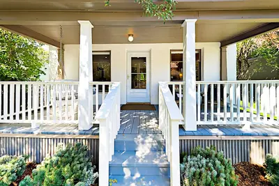 Image de Dog-friendly remodeled home with 2 living rooms & fireplace - 4 blocks to town