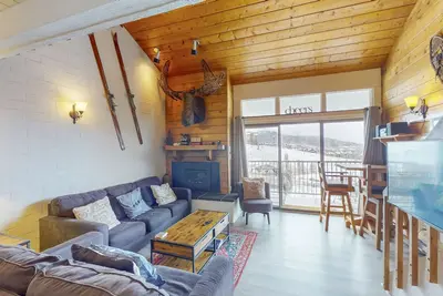 Image de Rustic-chic condo steps to slopes and hiking opportunities - hot tub on-site