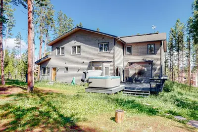 Image de Tree-Lined Home with Private Hot Tub, Gas Fireplace, Shuffleboard & WiFi