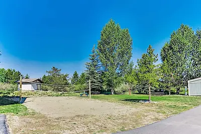 Image de Ground-Floor, All-Seasons Condo with Shaded Deck, Fireplace & Shared Hot Tubs