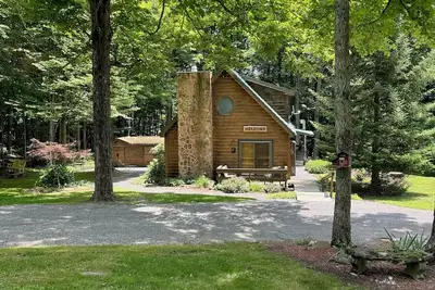 Image de Peaceful & Serene 🦌 Cozy Hillside Cabin ☀️ Koi Pond 🐸 Pet Friendly 🐕
