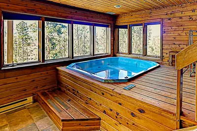 Image de Dog-Friendly Mountain Townhouse w/Private Hot Tub & Deck - Free Shuttle to Lifts