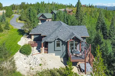 Image de Well-appointed home with home theater, radiant heat & private hot tub