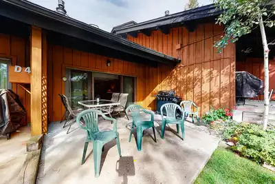 Image de Beautiful condo near the lifts with pool, WiFi, private washer/dryer