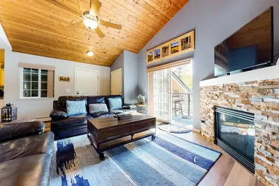 Image de Beautiful mountain condo near ski lifts with 2 decks, 2 hot tubs & heated garage