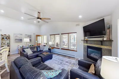 Image de Gorgeous condo near Steamboat lifts with W/D, deck, garage - easy access to town