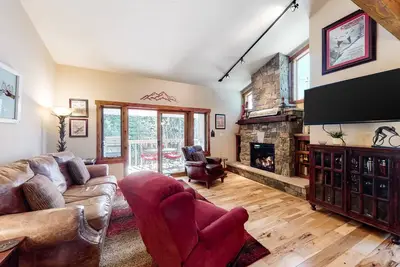 Image de Wonderful condo close to lifts w/ deck, full kitchen, fireplace, & washer/dryer