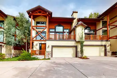 Image de Mountain-view townhouse near skiing with pool, hot tub, tennis, & gas fireplace