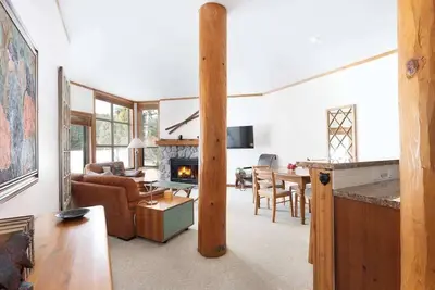 Image de Large Townhome, Golf Course Views, Shared Hot Tub