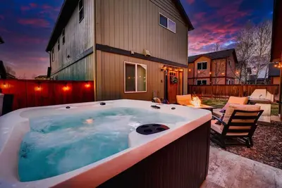 Image de Downtown Sisters Suite - Hot Tub - Dog Friendly