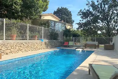 Image de Super maison pour enfants avec piscine clôturée et jardin