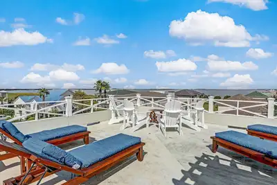 Image de North Beach Tybee Home With Roof Top Deck | Walk to Beach | Heated pool access