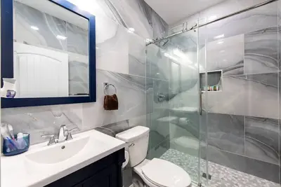 Image de Luxe 2br Home on Famous St. /Sleeps 5/Pets Welcome