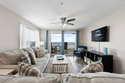 Image de Beachfront Corner Condo | Sleeps 7 | Pool, Balcony & Free Beach Service – Okaloosa Island