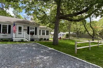Image de Charming Cape Cod Family Cottage - 5 min walk to beach! Bring Fido! !