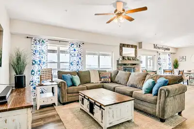 Image de Amazing Views! Come Relax by the Lake at this Stunning 10 bedroom Chateau!
