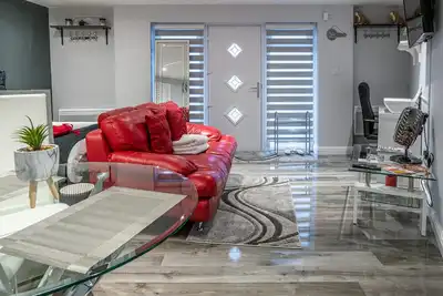 Image de Luxury one bedroom guesthouse M6, Junction 10