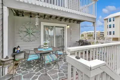 Image de End Unit With Tennis Courts & Pool ~ Rum & Ravioli