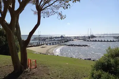 Image de Walk to beach, cozy, lovely room in \"Kingsmill on the James\"