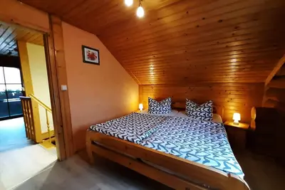 Image de Chalet en bois à Harzgerode avec balcon.