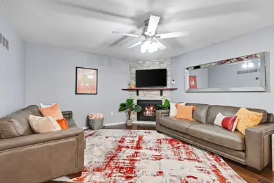 Image de ♧Large Groups Welcome♧Peloton Bike+Tread♧Grill♧Deck♧8 TVs♧Parking