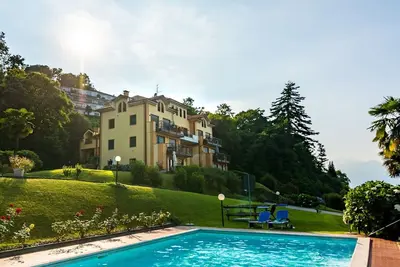 Image de Maison au bord du Lac Majeur avec piscine
