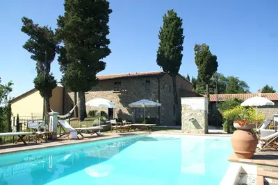 Image de Maison à Montecarelli avec piscine