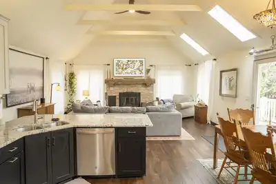 Image de Large home with private yard in Sturgeon Bay. Family Friendly!