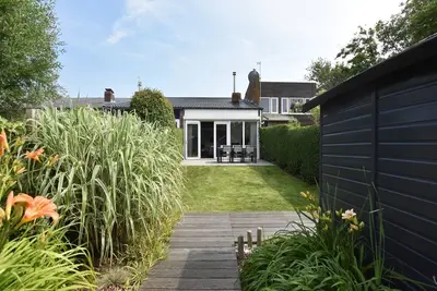 Image de Maison Duinzicht Ă Nieuwvliet avec jardin