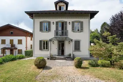 Image de Villa accueillante à Lanzo d \"Intelvi avec bibliothèque et jardin