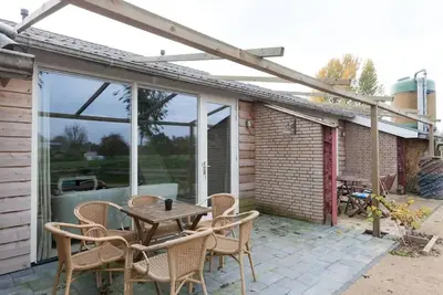 Image de Belle maison de vacances à Horssen avec jardin